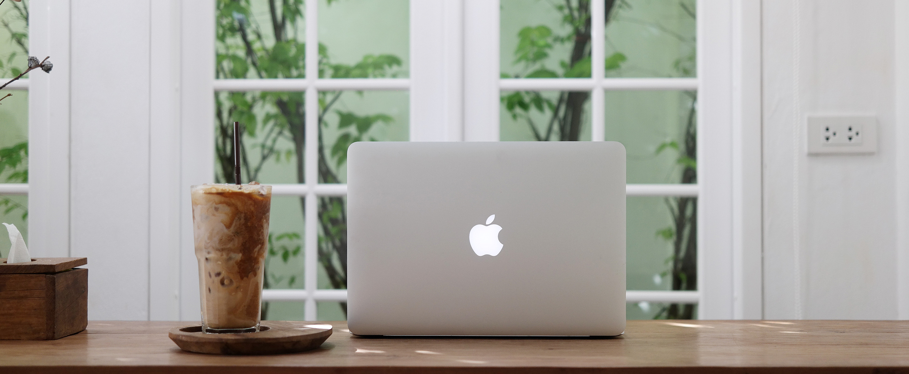 Digital nomad work Macbook and ice coffee - Copyright Brenda de Groot