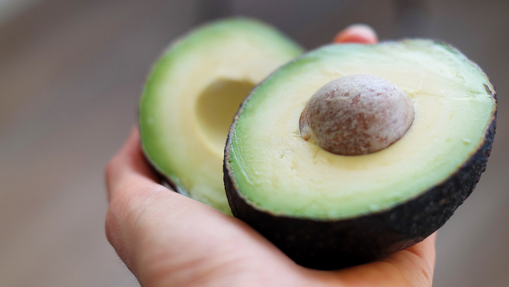 Perfecte avocado doormidden gesneden