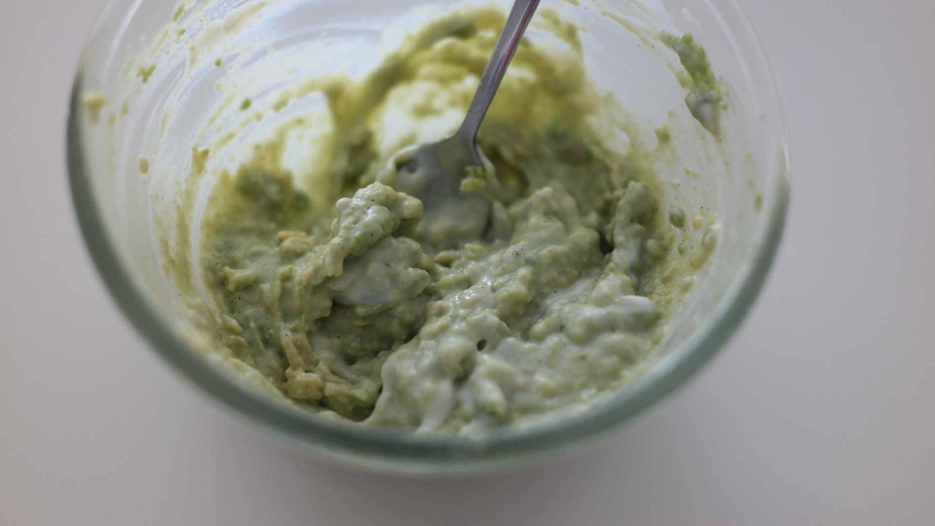 Gepureerde ingrediënten voor romige avocadosaus